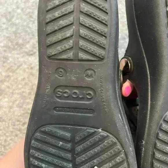 Crocs Sanrah Flip Flop Wedge Black with Gold Circle Women Size 6 - Picture 3 of 5